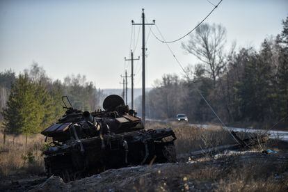 Un tanque, al lado de una carretera en la región de Donetsk, en el este de Ucrania.