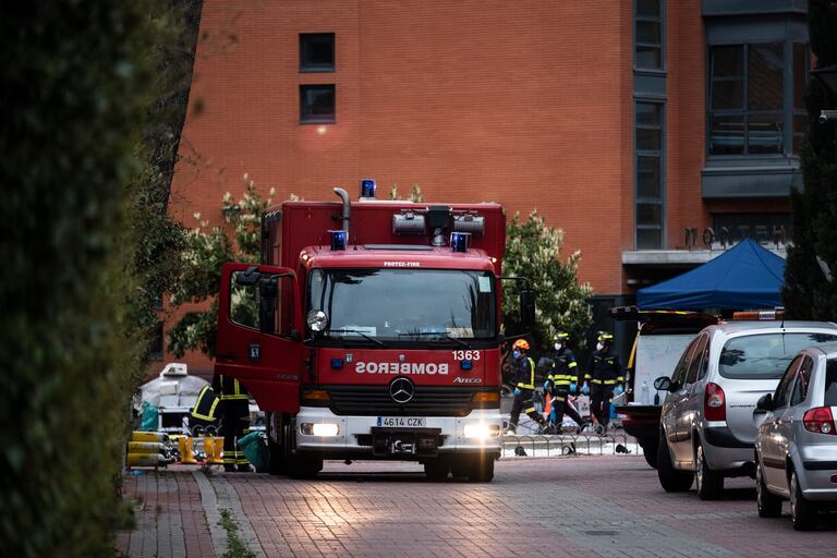 Bomberos desinfectan este viernes la residencia Monte Hermoso, en Madrid, donde un brote de coronavirus ha causado más de 20 muertes.