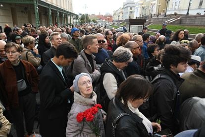 La ceremonia para despedir al padre de la 'perestroika', uno de los líderes políticos más relevantes del siglo XX, se ha celebrado esta mañana en la Sala de Columnas de la Casa de los Sindicatos de Moscú. En la imagen, una mujer sostiene unas flores mientras espera para acceder al edificio.
