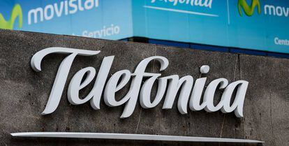 Logotipo de Telefónica en su sede de Venezuela.