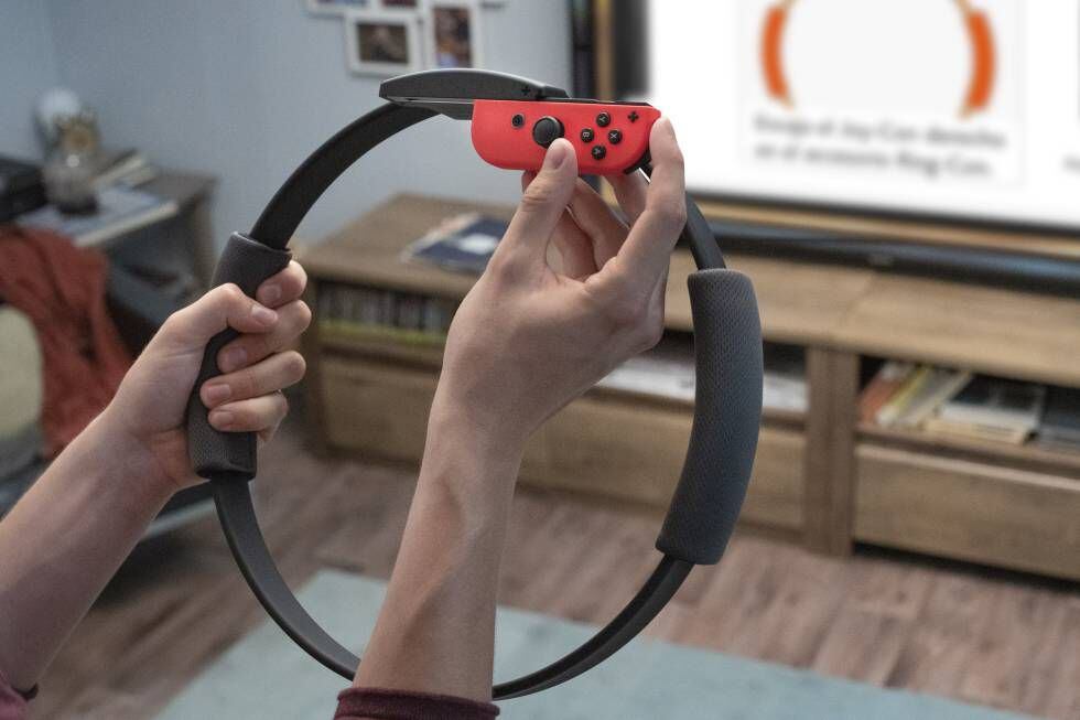Colocando el mando (Joy-Con) derecho en el periférico Ring-Con de Nintendo