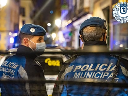 Policías municipales de Madrid, durante la vigilancia de fiestas ilegales.