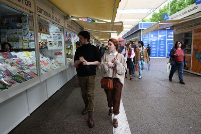 Visitantes durante el primer día de la Feria del Libro de 2023, en el Parque del Retiro, el 26 de mayo.