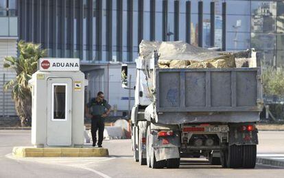 Un cami&oacute;n cargado de piedras llega a la aduana a la entrada de Gibraltar.