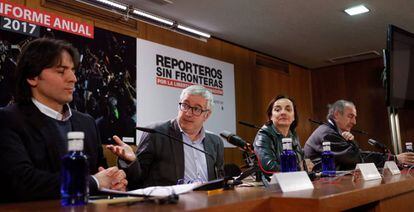 El editor turco Mehmet Siginir, Alfonso Armada, Pepa Bueno y Siscu Baiges, durante la presentaci&oacute;n del informe de Reporteros Sin Fronteras.