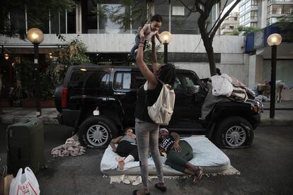 Mary, keniana de 33 años, juega con su hija de tres meses durante la protesta frente al consulado keniano. En el suelo, dos compañeras de causa observan divertidas mientras descansan en un colchón. Son muchas las horas que han pasado en ese lugar, día y noche, para exigir la repatriación a su país de origen.