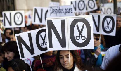 Concentraci&oacute;n de trabajadores sanitarios frente a la consejer&iacute;a de Sanidad de Madrid.