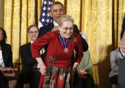 Meryl Streep recibe la Medalla de la Libertad impuesta por Barck Obama en noviembre de 2014.
