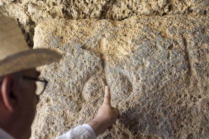 Inscripción de figura antropomórfica en el dolmen de Menga.