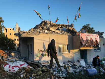 Palestinos en los restos de la casa de Qassam Barghouti, demolida por las fuerzas israelíes en Cisjordania.