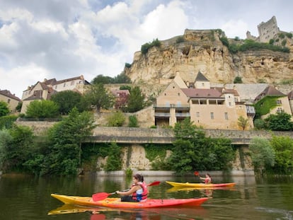 Travesía en kayak por el río Dordoña a su paso por la ciudad de Beynac, en la región francesa del Périgord.