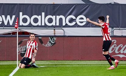 Berenguer celebra el gol de la victoria en presencia de Morcillo, este domingo en San Mamés.