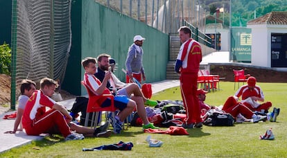 Los jugadores del Madrid Cricket Club esperan su turno para batear durante un partido de liga en La Manga (Murcia).