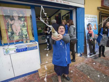 La vendedora de una administracción de loteria celebraba con cava un premio en sorteo de Navidad del año pasado.