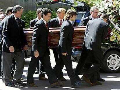 Futbolistas, ex jugadores y técnicos portan los restos del presidente a la sede del Athletic.