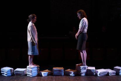 Los personajes de Elena Fortún (izqda.) y Carmen Laforet dialogan en el escenario del Teatro Cervantes de Londres