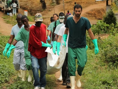 Personal de MSF y familiares entierran a un fallecido por &eacute;bola en Liberia