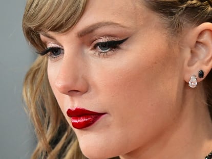 La cantante Taylor Swift suele recurrir al 'eyeliner' para maquillar sus ojos. GETTY IMAGES.