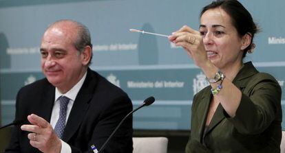Jorge Fernández Díaz Y María Seguí, en la presentación de la nueva campaña de tráfico.