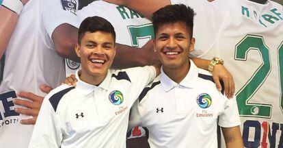 Eric Calvillo y Alexis Velela, jugadores mexicanos del Cosmos de la NASL.