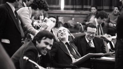 Una diputada se acerca a hablar con José Pedro Pérez Llorca, en el centro de la imagen, durante la sesión de debate general sobre la Constitución, en presencia de Felipe González (izquierda) y Miguel Herrero y Rodríguez de Miñón, en mayo de 1978.