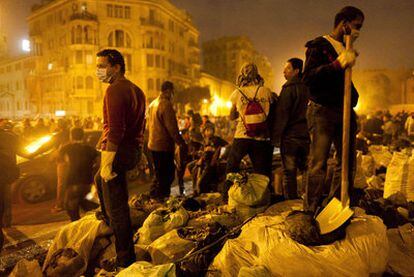 Jóvenes manifestantes limpian la plaza de Tahrir el pasado sábado, un día después de la caída de Hosni Mubarak.