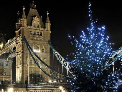 La torre de Londres, iluminada por Navidad.