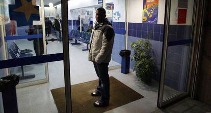 Un inmigrante a la puerta de un centro sanitario en Madrid.