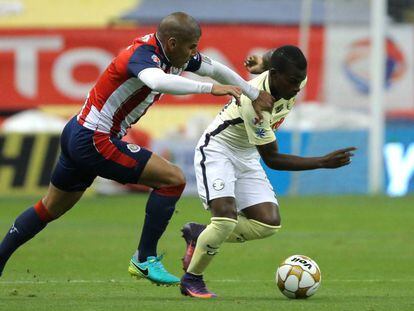 Salcido (i) va en busca del balón contra Quintero del América
