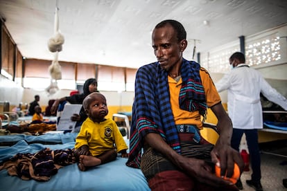 Un padre junto a su hijo, sobre una cama del hospital de Trocaire, en Dolow.