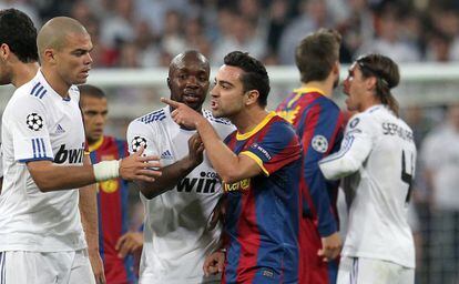 Xavi protesta contra Pepe en el partido de ida de cuartos de final de Champions disputado el 27 de abril de 2011 en el que el Barcelona derrotó 0-2 al Madrid en el Bernabéu.