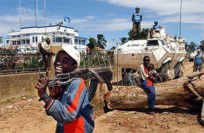 Niños soldados merodean con armas por los alrededores del campamento de los soldados de la ONU en Bunia, República Democrática de Congo, en donde se han registrado enfrentamientos entre etnias rivales.