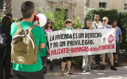 Protesta de Stop Desahucios, este lunes, en Alicante.