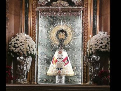 La Virgen del Pilar, cubierta con el manto de la Falange.