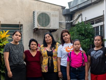 Seis de las residentes de la casa de Mujeres Libres, una asociación que apoya a mujeres que estuvieron privadas de la libertad en El Salvador.
