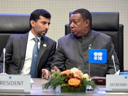 Suhail Mohammed Al Mazrouei (izq), ministro de Energía de Emiratos Árabes Unidos y presidente de la Conferencia de la OPEP, conversa con el secretario general de la OPEP, Mohammed Barkidoprior. 