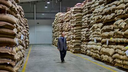 El empresario portugués Rui Nabeiro camina entre sacos de granos de café en el almacén de Delta Cafés, en 2021 en Campo Maior (Portugal).