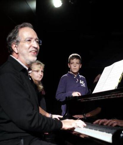 Fernando Palacios, con unos niños en el Teatro Real.