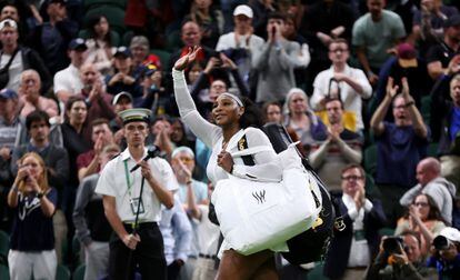 La deportista saluda a la multitud después de perder contra la francesa Harmony Tan en la primera ronda de Wimbledon de este año en su regreso a la competición después de un año.
