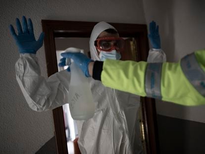 Un sanitario durante una asistencia a domicilio en Madrid en la pandemia.