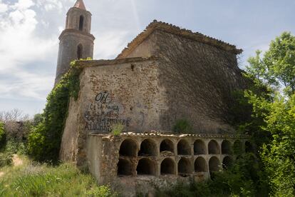 Nichos abiertos del cementerio de Marmellar (Tarragona).
