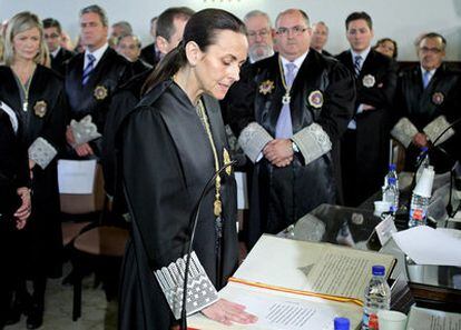 Pilar de la Oliva, el día de su toma de posesión, en presencia los representantes del CGPJ, entre ellos Fernando de Rosa.