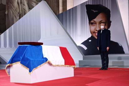 El presidente francés, Emmanuel Macron, ante el cenotafio de Joséphine Baker en el Panteón de París