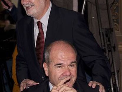 Los expresidentes José Antonio Griñán (de pie) y Manuel Chaves, en marzo de 2013.