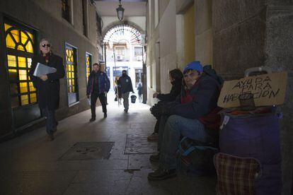 Una persona sin hogar en el pasaje entre Plaza Mayor y calle Mayor de Madrid.