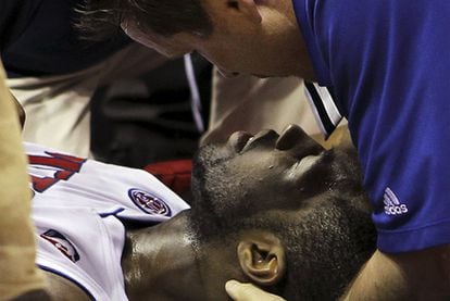 Rodney Stuckey cae insconsciente en el partido de los Pistons ante los Cavaliers.