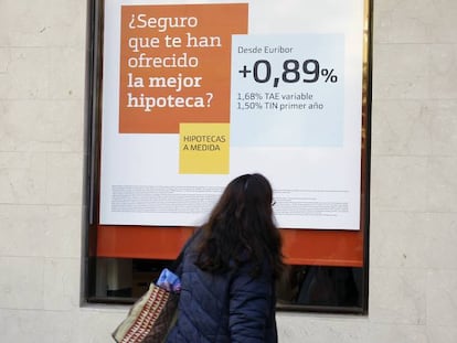 Una mujer mira una publicidad de hipoteca en Madrid.