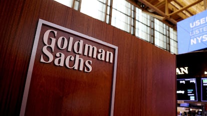 Un logo de Goldman Sachs en la bolsa de Nueva York