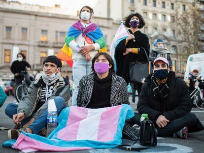 Un grupo de manifestantes a las afueras del Congreso de Argentina.