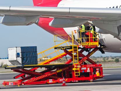 Operarios de Iberia cargan un avión de la aerolínea.